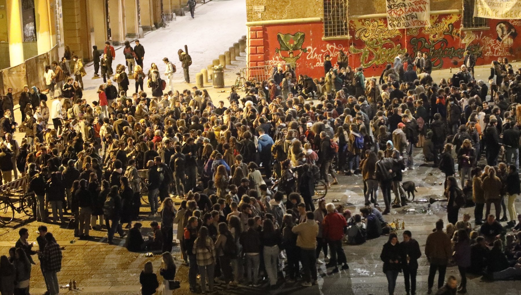 immagine giovani in piazza Verdi, BO